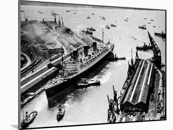 R.M.S. 'Queen Mary', Ocean Dock, Southampton, 1936-null-Mounted Photographic Print