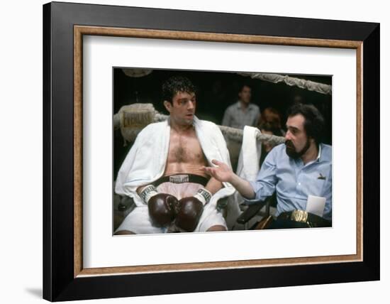 RAGING BULL, 1980 directed by MARTIN SCORSESE On the set, Martin Scorsese explains the scene to Rob-null-Framed Photo