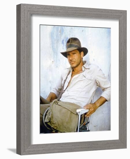 RAIDERS OF THE LOST ARK, 1981 On the set, Harrison Ford (photo)-null-Framed Photo