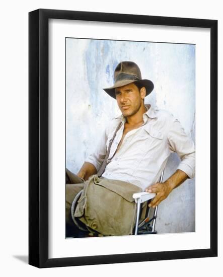 RAIDERS OF THE LOST ARK, 1981 On the set, Harrison Ford (photo)-null-Framed Photo