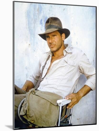 RAIDERS OF THE LOST ARK, 1981 On the set, Harrison Ford (photo)-null-Mounted Photo