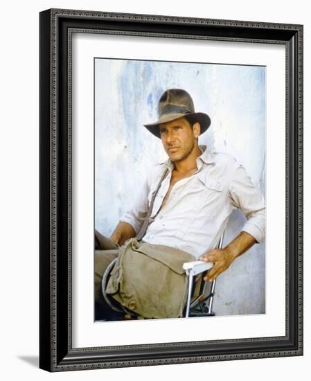 RAIDERS OF THE LOST ARK, 1981 On the set, Harrison Ford (photo)-null-Framed Photo