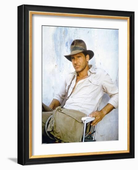 RAIDERS OF THE LOST ARK, 1981 On the set, Harrison Ford (photo)-null-Framed Photo