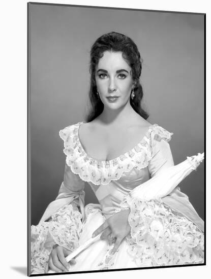 RAINTREE COUNTY, 1957 directed by EDWARD DMYTRYK Elizabeth Taylor (b/w photo)-null-Mounted Photo