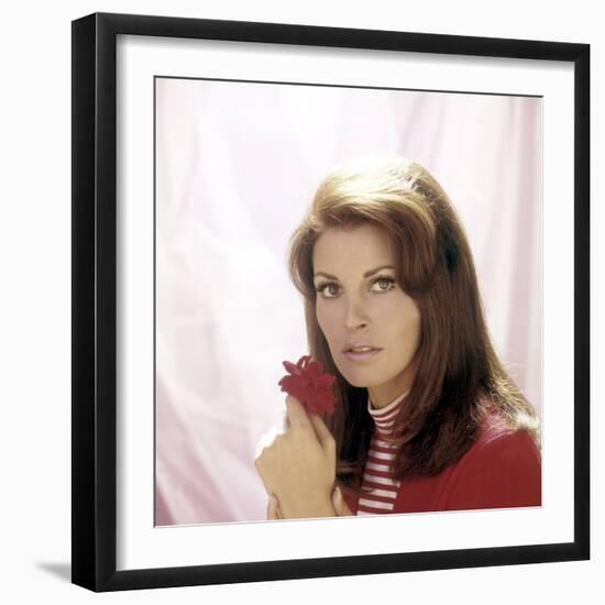 Raquel Welch (photo)-null-Framed Photo