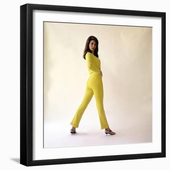 Raquel Welch (photo)-null-Framed Photo