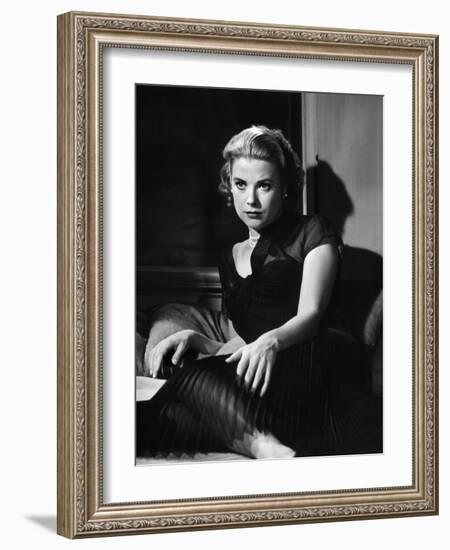 REAR WINDOW, 1954 directed by ALFRED HITCHCOCK Grace Kelly (b/w photo)-null-Framed Photo