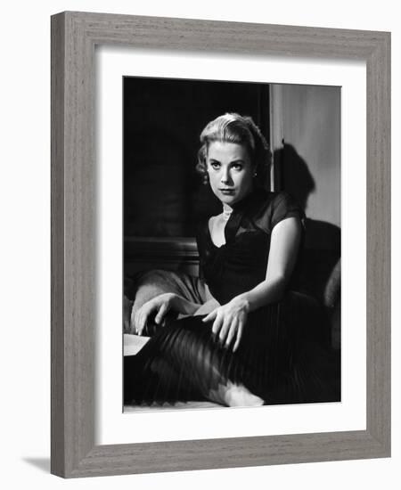 REAR WINDOW, 1954 directed by ALFRED HITCHCOCK Grace Kelly (b/w photo)-null-Framed Photo