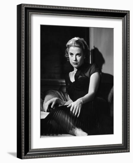 REAR WINDOW, 1954 directed by ALFRED HITCHCOCK Grace Kelly (b/w photo)-null-Framed Photo