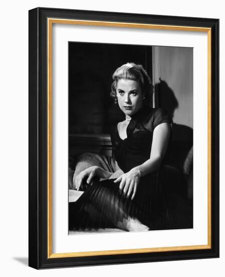 REAR WINDOW, 1954 directed by ALFRED HITCHCOCK Grace Kelly (b/w photo)-null-Framed Photo