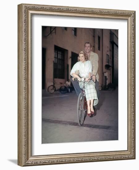 REAR WINDOW, 1954 directed by ALFRED HITCHCOCK On the set, Grace Kelly and James Stewart (photo)-null-Framed Photo