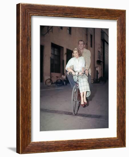 REAR WINDOW, 1954 directed by ALFRED HITCHCOCK On the set, Grace Kelly and James Stewart (photo)-null-Framed Photo