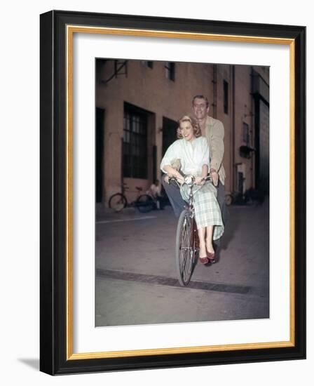 REAR WINDOW, 1954 directed by ALFRED HITCHCOCK On the set, Grace Kelly and James Stewart (photo)-null-Framed Photo