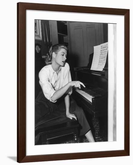 REAR WINDOW, 1954 directed by ALFRED HITCHCOCK On the set, Grace Kelly (b/w photo)-null-Framed Photo