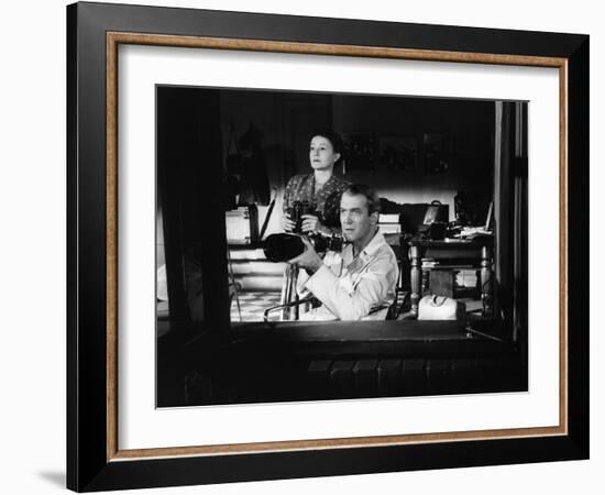 REAR WINDOW, 1954 directed byALFRED HITCHCOCK Thelma Ritter and James Stewart (b/w photo)-null-Framed Photo