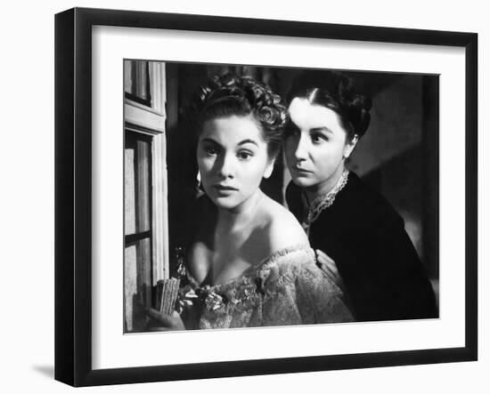 REBECCA, 1940 directed by ALFRED HITCHCOCK Joan Fontaine / Judith Anderson (d'apres Daphne du Mauri-null-Framed Photo