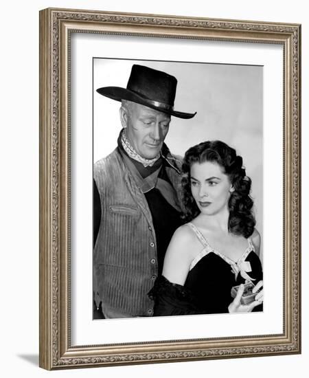 RED RIVER, 1948 directed by HOWARD HAWKS John Wayne and Joanne Dru (b/w photo)-null-Framed Photo