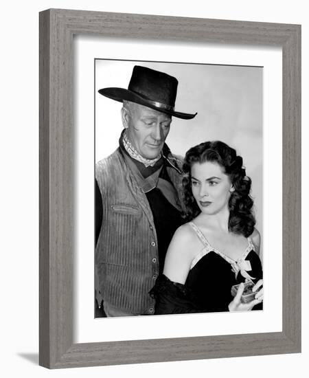 RED RIVER, 1948 directed by HOWARD HAWKS John Wayne and Joanne Dru (b/w photo)-null-Framed Photo