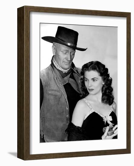 RED RIVER, 1948 directed by HOWARD HAWKS John Wayne and Joanne Dru (b/w photo)-null-Framed Photo