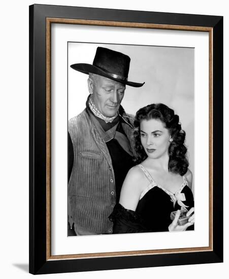 RED RIVER, 1948 directed by HOWARD HAWKS John Wayne and Joanne Dru (b/w photo)-null-Framed Photo