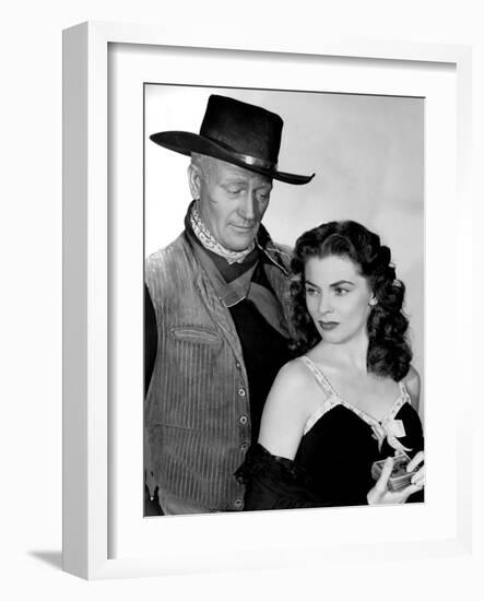 RED RIVER, 1948 directed by HOWARD HAWKS John Wayne and Joanne Dru (b/w photo)-null-Framed Photo