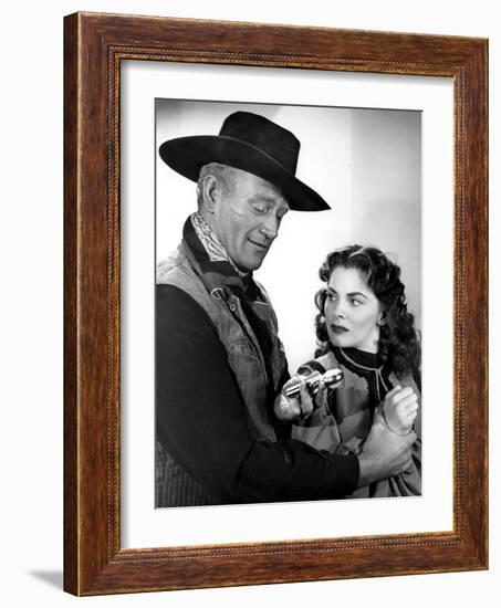 RED RIVER, 1948 directed by HOWARD HAWKS John Wayne and Joanne Dru (b/w photo)-null-Framed Photo