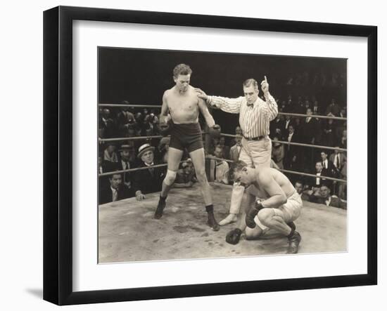 Referee Counting over Boxer in Ring-null-Framed Photo