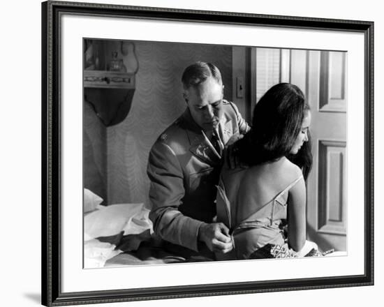 REFLECTION IN A GOLDEN EYE, 1967 directed by JOHN HUSTON Marlon Brando / Elizabeth Taylor (b/w phot-null-Framed Photo