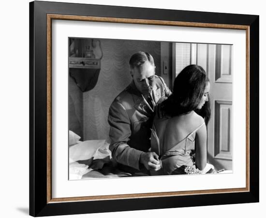 REFLECTION IN A GOLDEN EYE, 1967 directed by JOHN HUSTON Marlon Brando / Elizabeth Taylor (b/w phot-null-Framed Photo