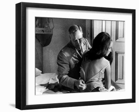 REFLECTION IN A GOLDEN EYE, 1967 directed by JOHN HUSTON Marlon Brando / Elizabeth Taylor (b/w phot-null-Framed Photo