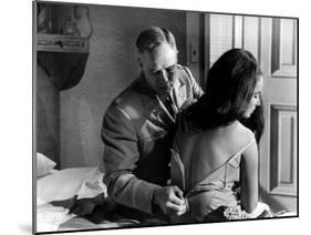 REFLECTION IN A GOLDEN EYE, 1967 directed by JOHN HUSTON Marlon Brando / Elizabeth Taylor (b/w phot-null-Mounted Photo