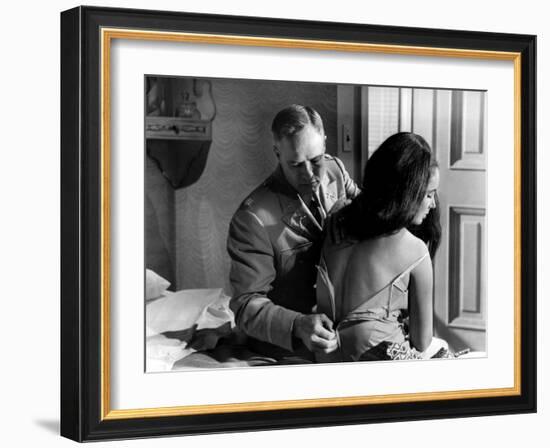 REFLECTION IN A GOLDEN EYE, 1967 directed by JOHN HUSTON Marlon Brando / Elizabeth Taylor (b/w phot-null-Framed Photo