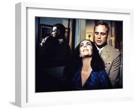 REFLECTIONS IN A GOLDEN EYE, 1967 directed by JOHN HUSTON Elizabeth Taylor / Marlon Brando (photo)-null-Framed Photo