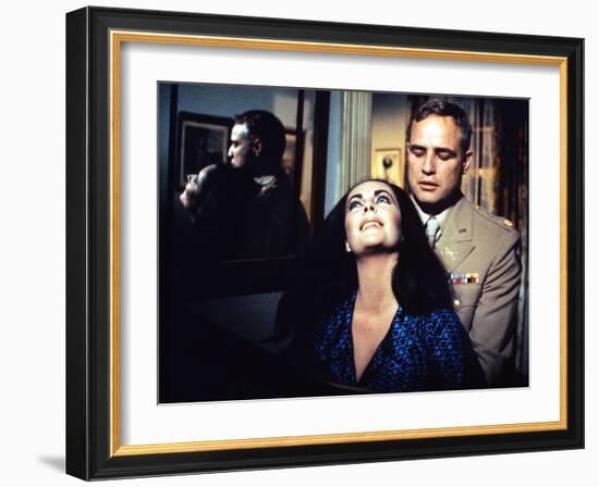 REFLECTIONS IN A GOLDEN EYE, 1967 directed by JOHN HUSTON Elizabeth Taylor / Marlon Brando (photo)-null-Framed Photo