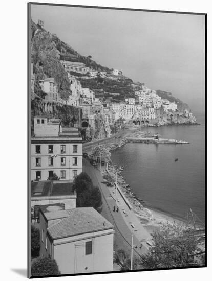 Resort Town of Amalfi on the Sorrento Peninsula-Alfred Eisenstaedt-Mounted Photographic Print
