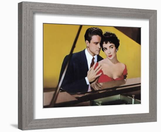 RHAPSODY, 1954 directed by CHARLES VIDOR John Ericson and Elizabeth Taylor (photo)-null-Framed Photo