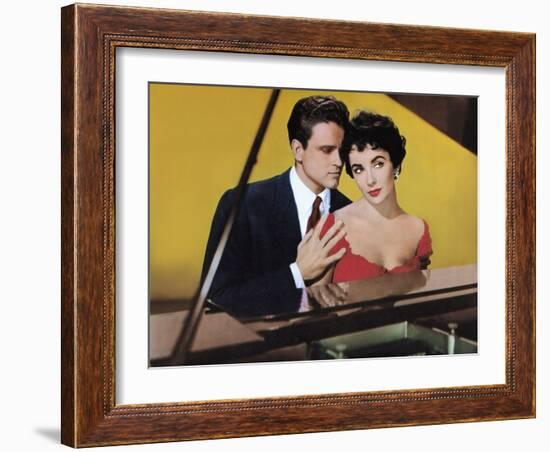 RHAPSODY, 1954 directed by CHARLES VIDOR John Ericson and Elizabeth Taylor (photo)-null-Framed Photo