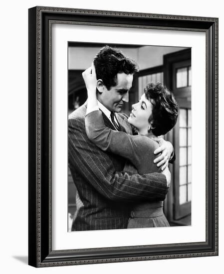 RHAPSODY, 1954 directed by CHARLES VIDOR Vittorio Gassman / Elizabeth Taylor (b/w photo)-null-Framed Photo
