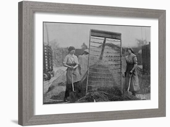 Riddling Cinders, War Office Photographs, 1916 (B/W Photo)-English Photographer-Framed Giclee Print