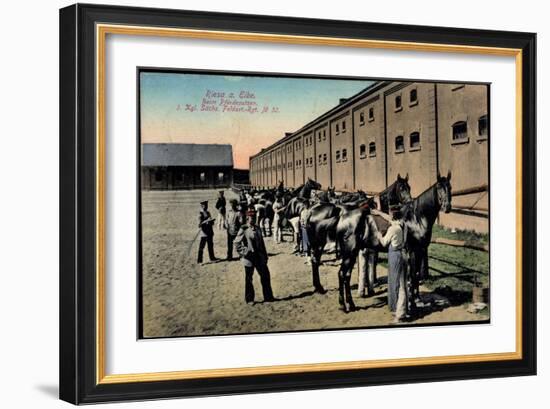 Riesa Elbe, Soldaten Beim Pferdeputzen Im Kgl, Sächs, Feldartellerie Reg, 32-null-Framed Giclee Print