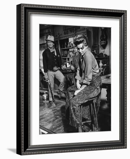 RIO BRAVO, 1959 directed by HOWARD HAWKS (b/w photo)-null-Framed Photo