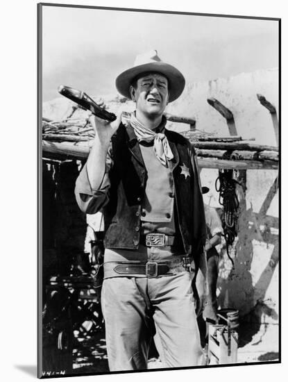 RIO BRAVO, 1959 directed by HOWARD HAWKS John Wayne (b/w photo)-null-Mounted Photo