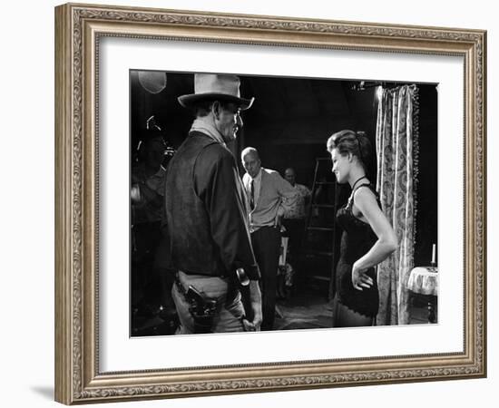 RIO BRAVO, 1959 directed by HOWARD HAWKS John Wayne (b/w photo)-null-Framed Photo