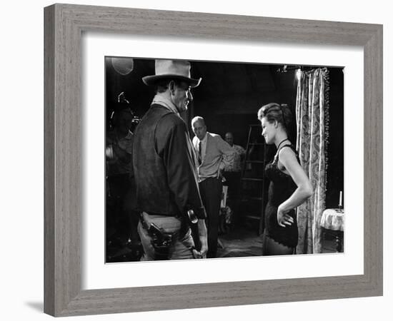 RIO BRAVO, 1959 directed by HOWARD HAWKS John Wayne (b/w photo)-null-Framed Photo