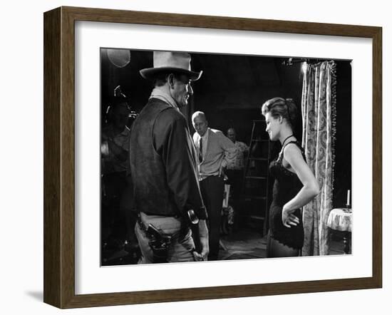 RIO BRAVO, 1959 directed by HOWARD HAWKS John Wayne (b/w photo)-null-Framed Photo