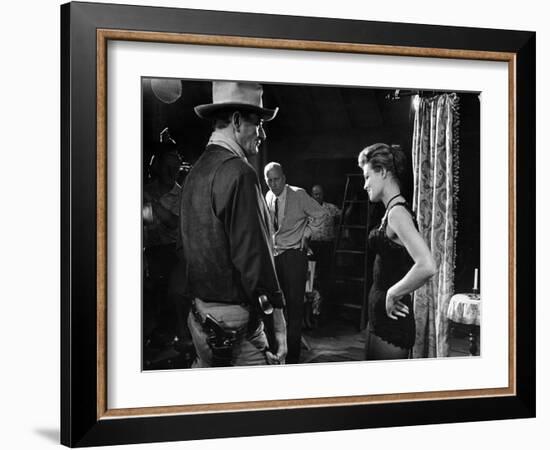 RIO BRAVO, 1959 directed by HOWARD HAWKS John Wayne (b/w photo)-null-Framed Photo