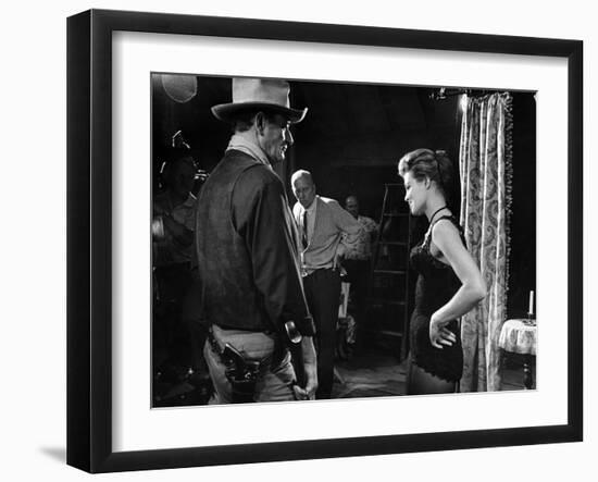 RIO BRAVO, 1959 directed by HOWARD HAWKS John Wayne (b/w photo)-null-Framed Photo