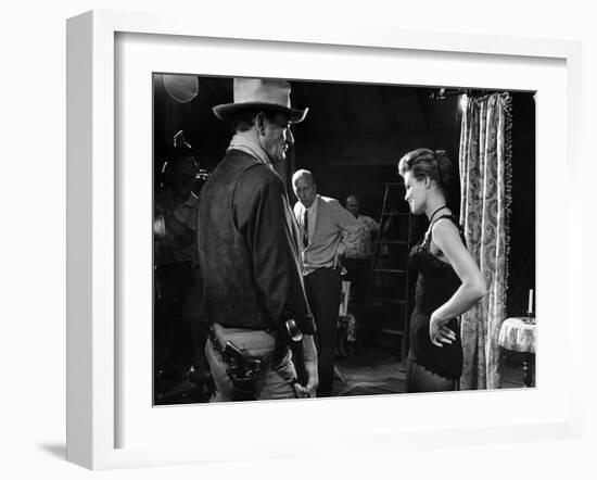 RIO BRAVO, 1959 directed by HOWARD HAWKS John Wayne (b/w photo)-null-Framed Photo