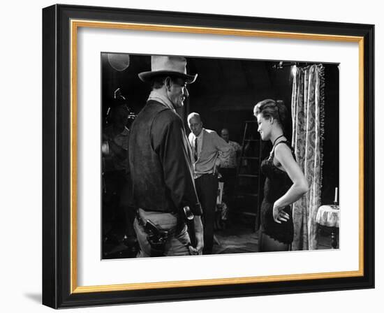 RIO BRAVO, 1959 directed by HOWARD HAWKS John Wayne (b/w photo)-null-Framed Photo