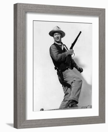 RIO BRAVO, 1959 directed by HOWARD HAWKS John Wayne (b/w photo)-null-Framed Photo